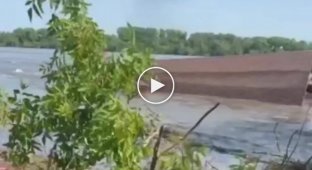 Видео потоков воды из разрушенной Новой Каховской плотины, несущей мусор, лодки и даже целые дома