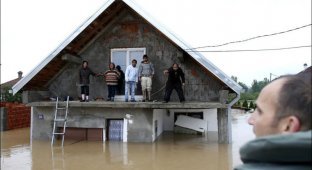 Сильнейшее за 120 лет наводнение на Балканах (24 фото)