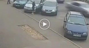 Автоледи выезжает с парковки