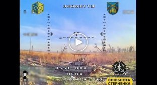 Украинский дрон атакует нафаршированный российский танк