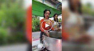 Девушка готовит секретное блюдо и отвлекает своим видом