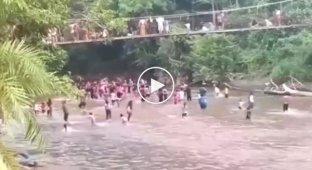 Подвесной мост обрушился во время соревнований по ловле уток в Индонезии
