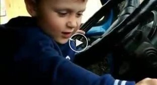 Мальчик изображает водителя (мат)