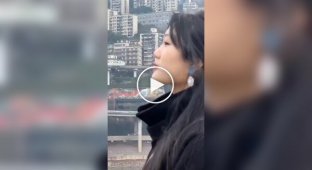 В Чунцине туристы «едят поезд»: новая фототрадиция покоряет соцсети