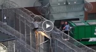 Мужчина застрял в колючей проволоке при попытке побега из тюрьмы