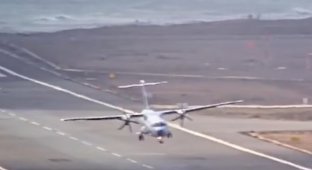 Frightening moment: a passenger plane bounces uncontrollably while landing (5 photos + 2 videos)