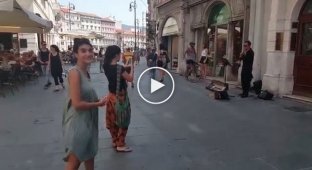 Восхитительный танец на улице итальянского города, который приводит в восторг  