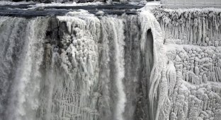 Из-за аномальных морозов в Америке замерз Ниагарский водопад (5 фото)