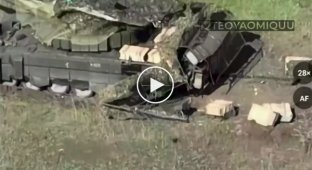 Український оператор всадив камікадзе у вразливе місце між корпусом та вежею російського танка Т-72Б3, який здетонував та вигорів дощенту.