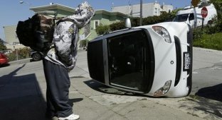 Хулиганы развлекаются в Сан-Франциско, укладывая 'смарты' на бочок (8 фото)