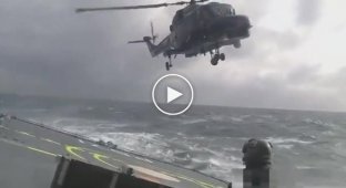 Мастерская посадка вертолета на корабль
