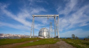 На крупнейшем в Евразии телескопе поменяли гигантское зеркало (8 фото)
