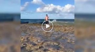 Почему не стоит делать селфи на берегу моря с большими волнами