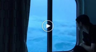 Вид из каюты на третьей палубе круизного лайнера Гимн Морей во время шторма
