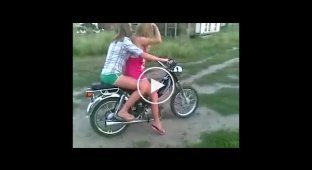 Неудачная поездка двух девушек на мотоцикле