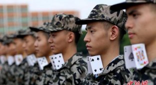 Военная подготовка студентов в китайском колледже (7 фото)