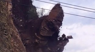 Motorists were lucky to survive a landslide in China (4 photos + 1 video)