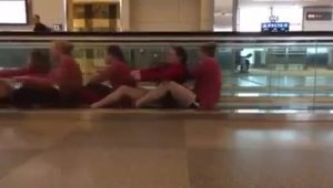 Женская команда по плаванию занялась греблей и плаванием в аэропорту