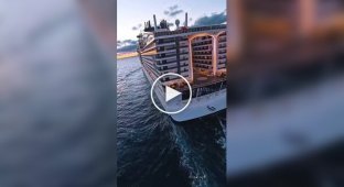 The largest luxury cruise ship Icon of the Seas