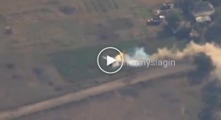 Попадание 155-мм боеприпаса РААМС в российский танк в восточной части Вербового с забавным финалом