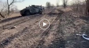 Украинские бойцы уничтожают технику российских оккупантов в киевской области