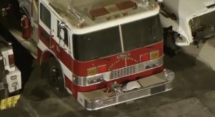 An American created a fake fire station and started a real fire truck in it (2 photos)