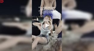 На пляже мужчина случайно сел на лицо девушке