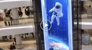 Рекламный экран с астронавтом, стремящимся вырваться наружу