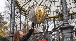 В Одессе появился памятник коронавирусу с золотым женским органом (фото + видео)