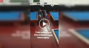 Парень уснул в бильярдном клубе, а девушка проявила находчивость