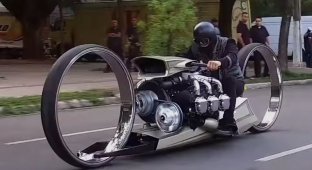 Самый необычный мотоцикл в мире с авиационным двигателем Rolls-Royce (2 фото + 3 видео)