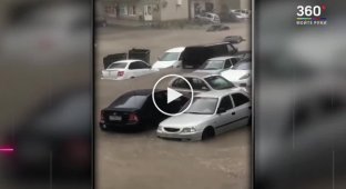 Бабушку спасли от потопа во время наводнения в Ростове-на-Дону