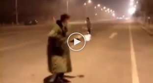 Двое вооруженных фейерверками китайцев, устроили перестрелку на тихой улице ночного города
