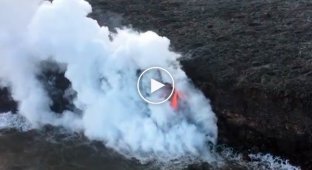 Стекающая в Тихий океан лава вулкана Килауэа