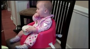 Прикольний малюк видає смішні звуки
