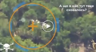Украинская система HIMARS нанесла удар по российской системе РЭБ Р-330Ж «Житель», спрятанной под деревьями