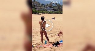 A dramatic chase of a tourist for an umbrella