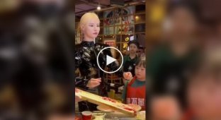 Robot waiters in China sometimes scare visitors