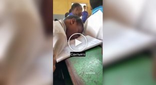 Хлопець розіграв друга, який заснув на уроці