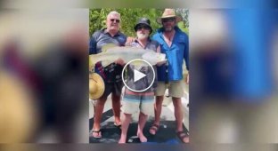 In Australia, a guide’s advice saved a fisherman from an attack by a giant crocodile