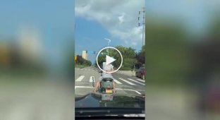 A scooter driver received unexpected help