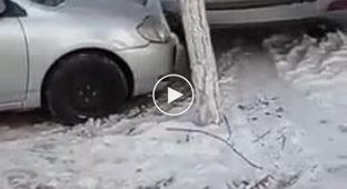 Профессионал за рулем пытается выехать из снежного сугроба (мат)