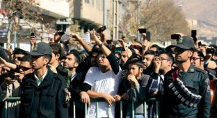 Ворам в Иране будут отрезать пальцы специальным станком (8 фото)