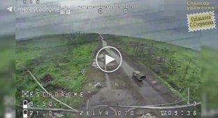 Очередной убегающий россиянин на хламе от дрона камикадзе
