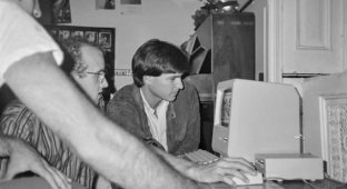 Archive of the day: Jobs demonstrates to Warhol, Haring and Scharf how to use a computer (5 photos)