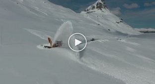Очистка дороги в горах Норвегии от снега