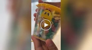 В магазине M&M's в Нью-Йорке можно сделать конфеты со своим лицом &M, Видео, Нью-Йорк, забавно, идея, конфеты, конфеты с лицом