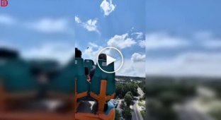 Посетитель поймал чужой кроссовок прямо во время поездки на американских горках