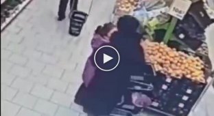 Пенсіонерка плюнула на дівчинку і побилася з її матір'ю в супермаркеті