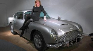 Автомобили Джеймса Бонда на выставке в Болье (9 фото)